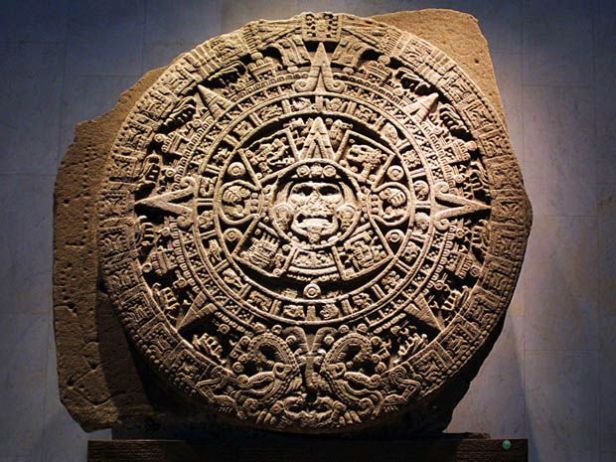 Segundo as premonições maias, um alinhamento dos planetas, previsto para ocorrer em 21/12/2012, resultaria em reflexos extraterrestres, capazes do provocar o fim do mundo. 