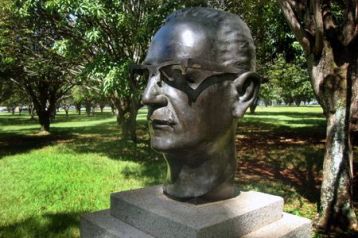 Bustos de figuras históricas da praça dos Próceres estão abandonados e vandalizados. Salvador Allende, ex-presidente do Chile, teve a armação dos óculos, e, bronze, vandalizada.
